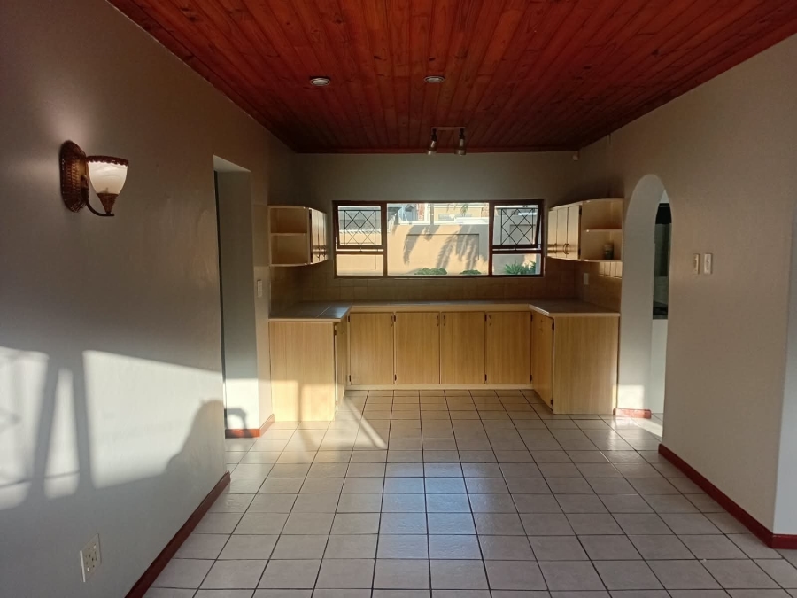 To Let 4 Bedroom Property for Rent in Bonza Bay Eastern Cape